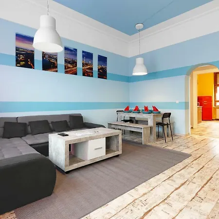 8 People Vacation Apartment Family & Friends